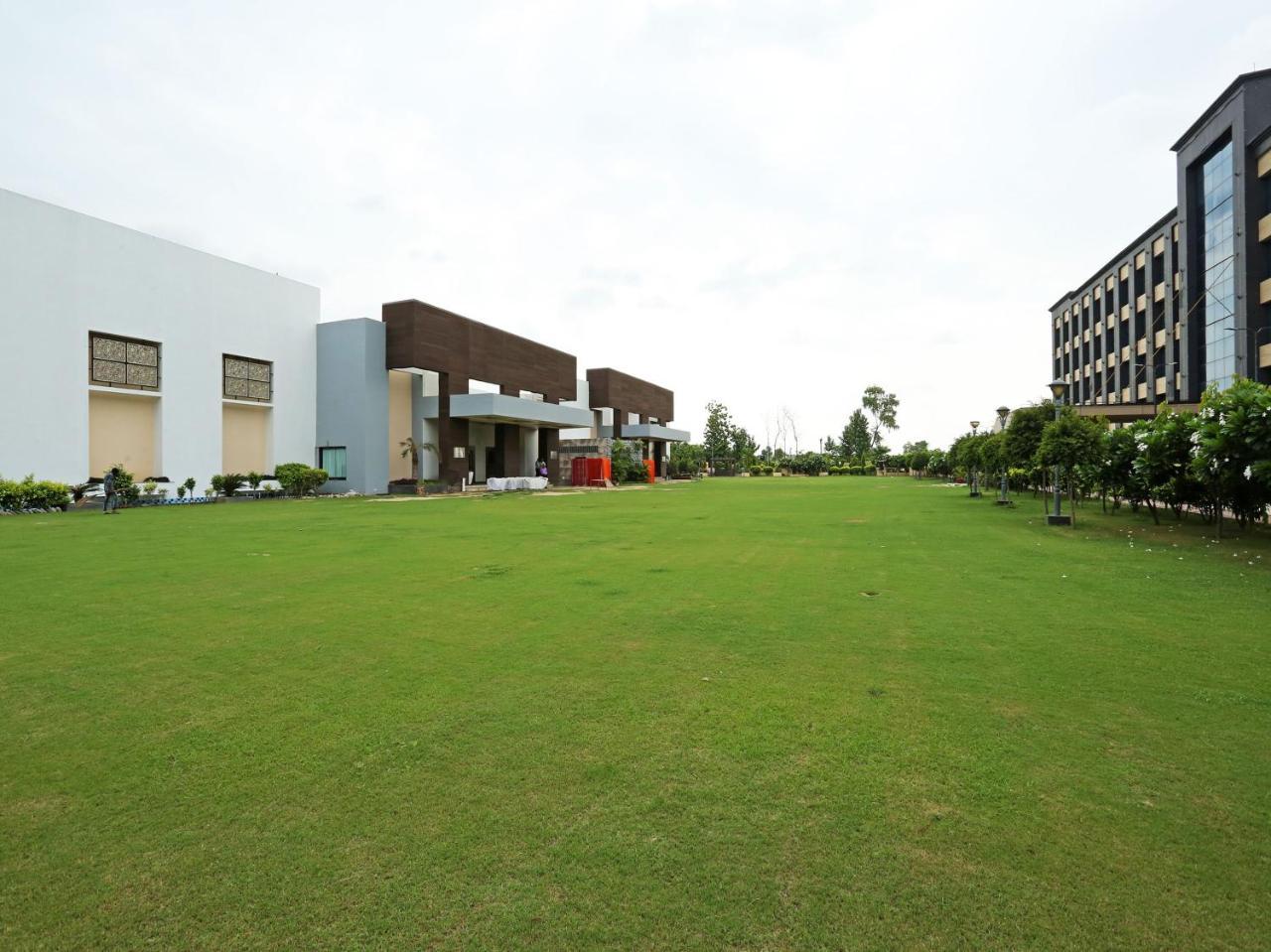 Golden Blossom Imperial Resorts Lucknow Extérieur photo