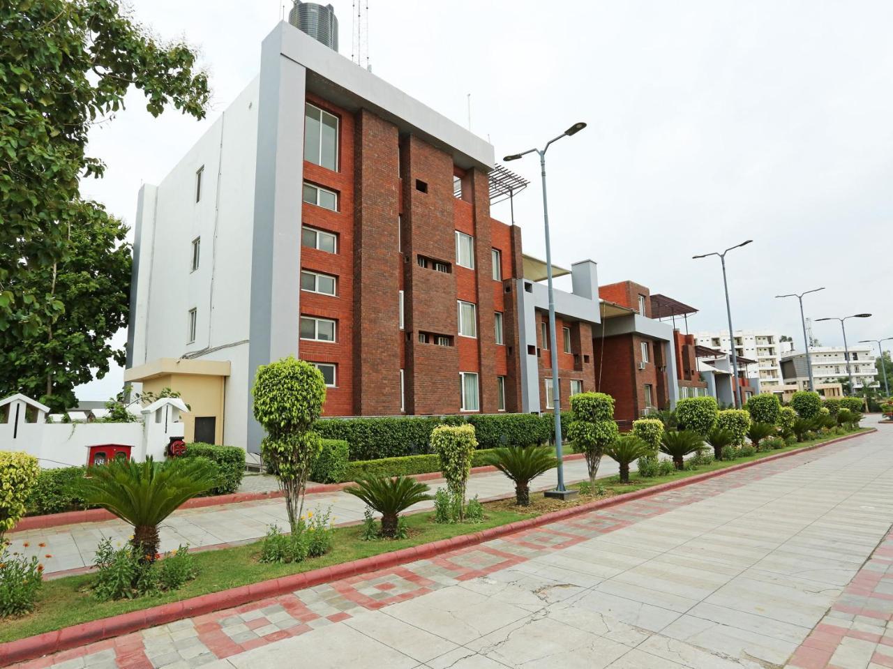 Golden Blossom Imperial Resorts Lucknow Extérieur photo